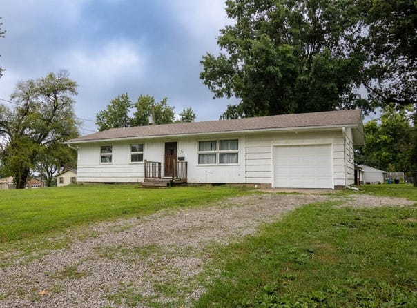 822 W 6th St, Cameron, MO 64429