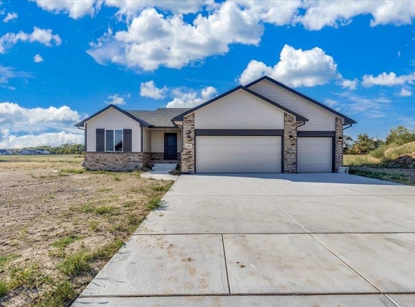 2224 E Arrowhead St, Andover, KS 67002
