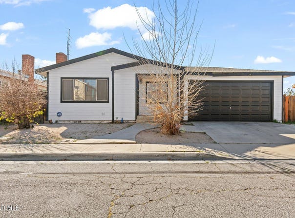 44053 Canyon Way, Lancaster, CA 93535