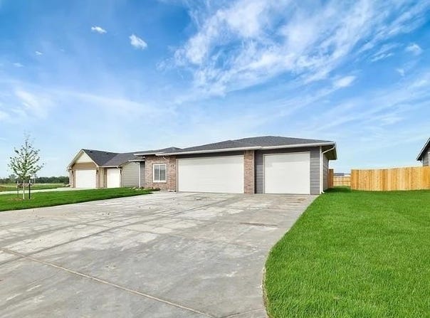 695 W Long Path Ct, Goddard, KS 67052