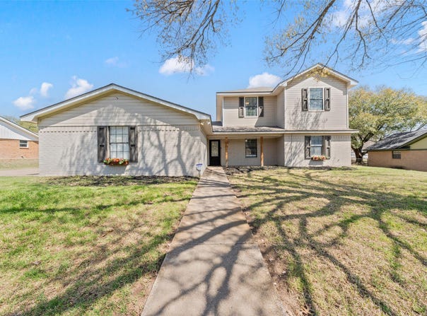 216 Hillside Drive, Hewitt, TX 76643