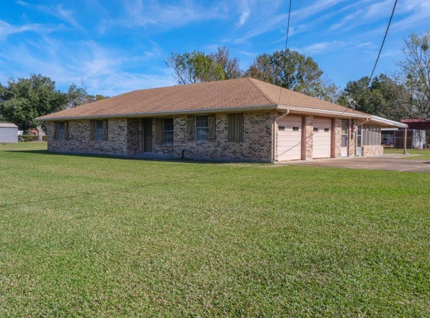 111 Swamp Dr, Bourg, LA 70343