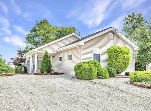26 W Potomac Dr, Mystic Island, NJ 08087