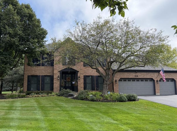 701 Fairway View Drive, Algonquin, IL 60102