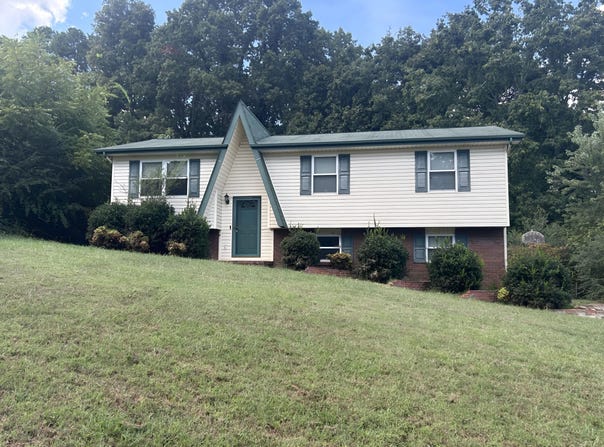 915 Crest Drive, Chickamauga, GA 30707