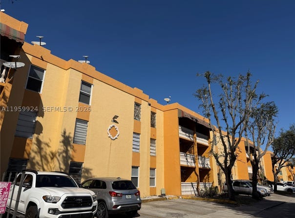 575 W 69th St, Hialeah, FL 33014