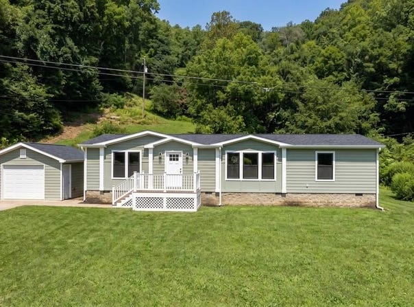 3084 Left Fork Maces Creek Rd, Viper, KY 41774