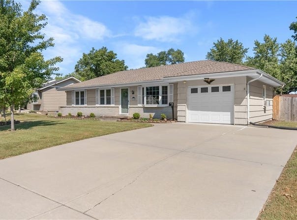 1202 E Willow Drive, Olathe, KS 66061
