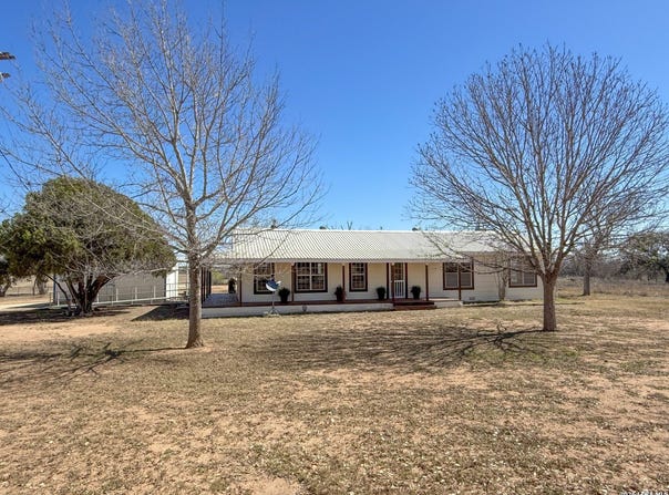 3962 STATE HWY 173 S, Devine, TX 78016