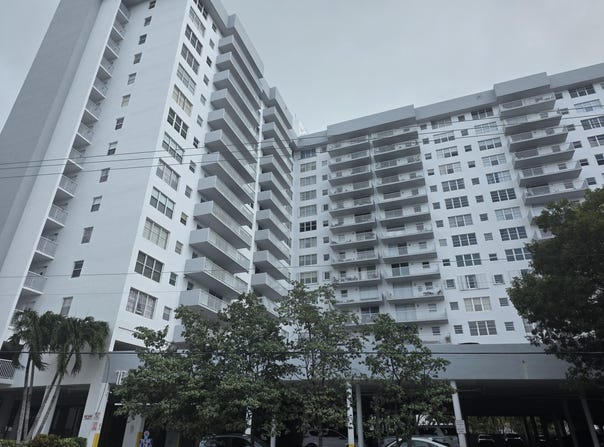 137 GOLDEN ISLES Drive, Hallandale Beach, FL 33009