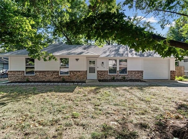 1300 N Inca Drive, Independence, MO 64056