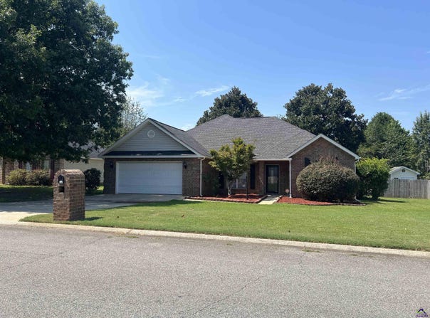 228 Golden Eagle Drive, Kathleen, GA 31047