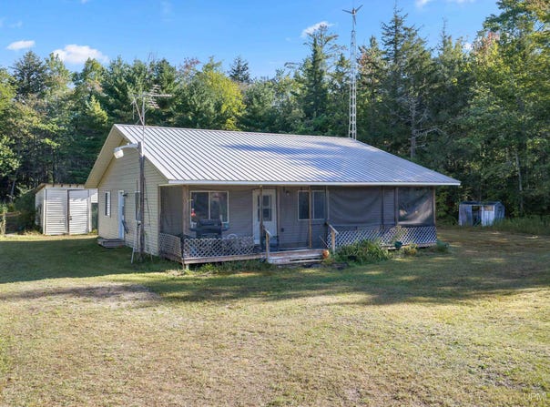 2192 Doe Lake Rd, Munising, MI 49862