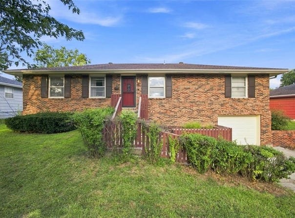 207 Augustus Drive, Excelsior Springs, MO 64024