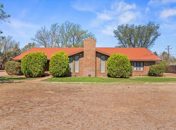 101 Dana Avenue, Earth, TX 79031