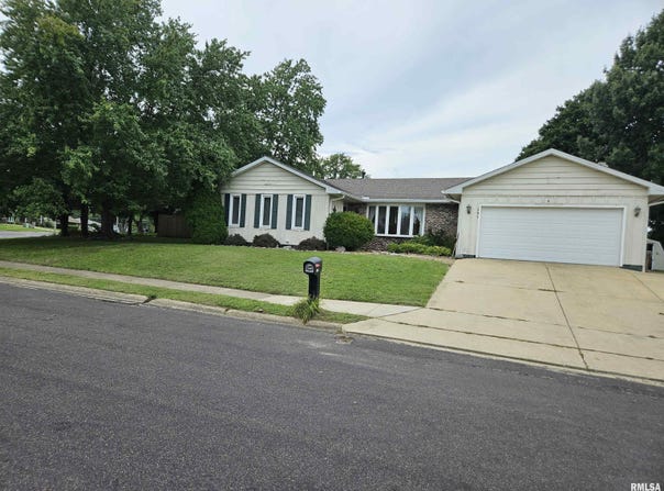 301 MAPLE PARK Drive, Pekin, IL 61554