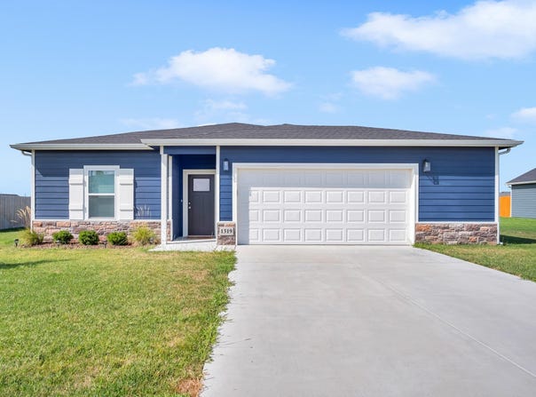 1319 Robin Dr, McPherson, KS 67460