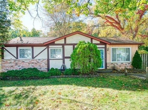 305 Brighton Lake Road, Brighton, MI 48116