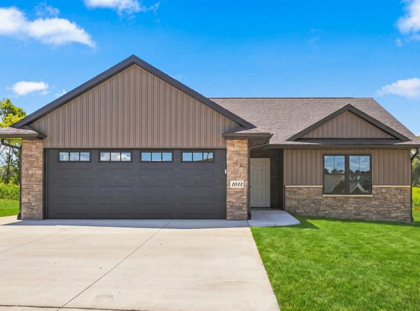 1011 Sage Oak Circle, Manchester, IA 52057-0000
