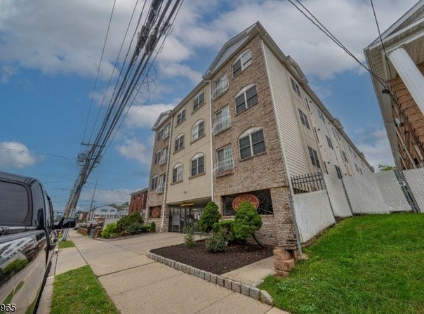 351 S Broad St, Elizabeth City, NJ 07202-3515
