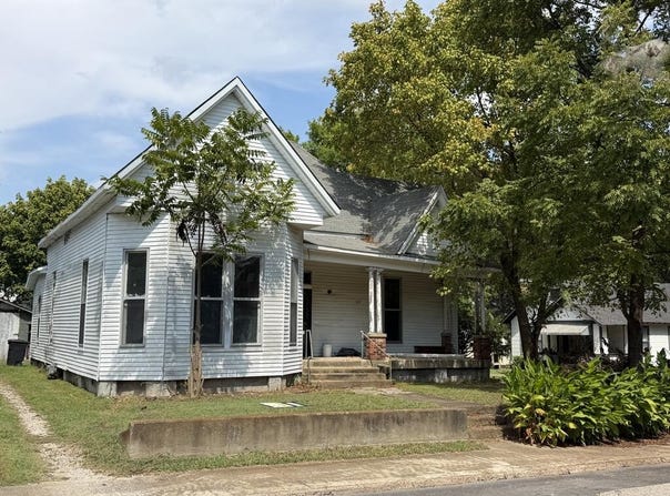 320 Aden St, PARIS, TN 38242