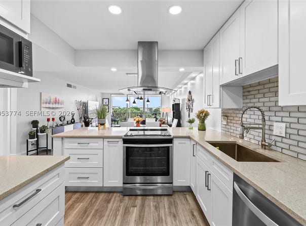2661 S Course Dr, Pompano Beach, FL 33069