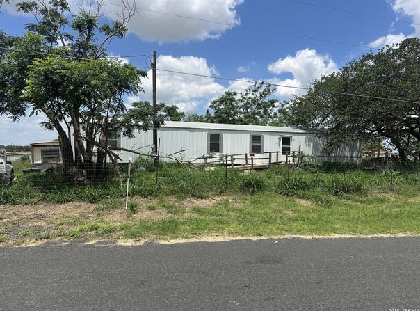 49 Sundown Ln, Poteet, TX 78065