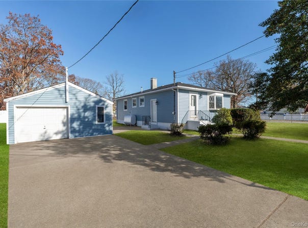 345 41 ST, Copiague, NY 11726