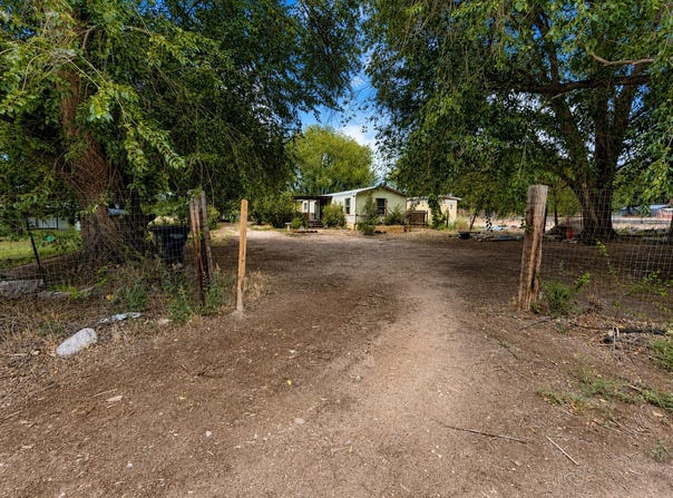 29 Private Dr, Chimayo, NM 87522