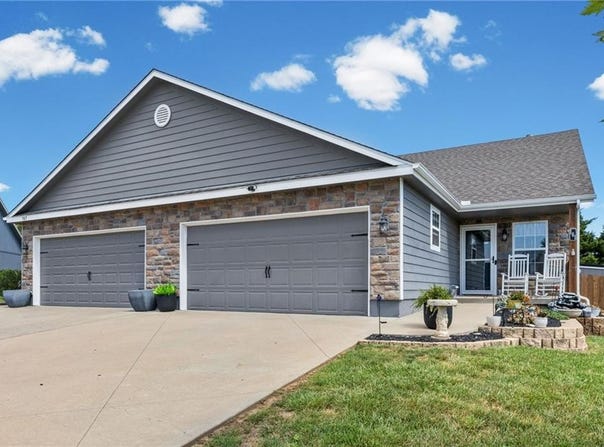 161 S Whilshire Drive, Tonganoxie, KS 66086
