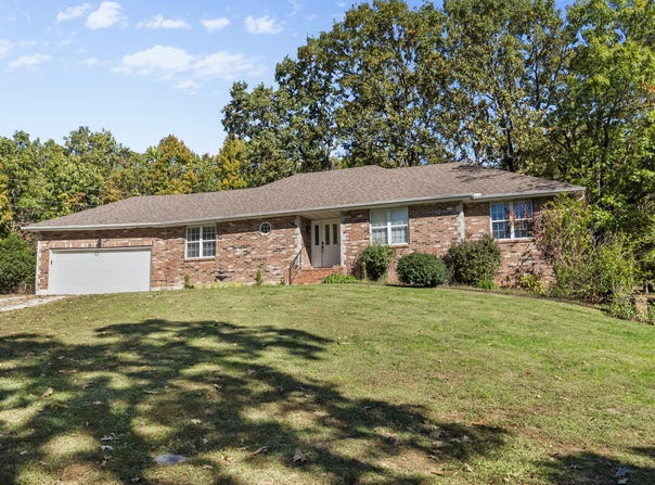 1740 N Pine Street, Marshfield, MO 65706