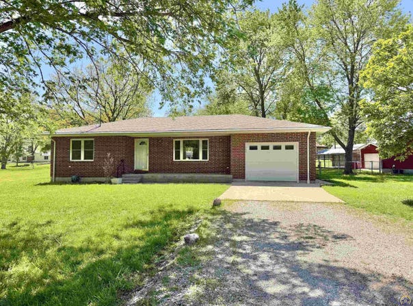 111 Garrettson St, Burlington, KS 66839