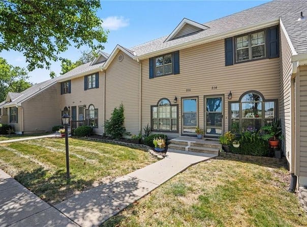 214 Stonebridge Lane, Smithville, MO 64089