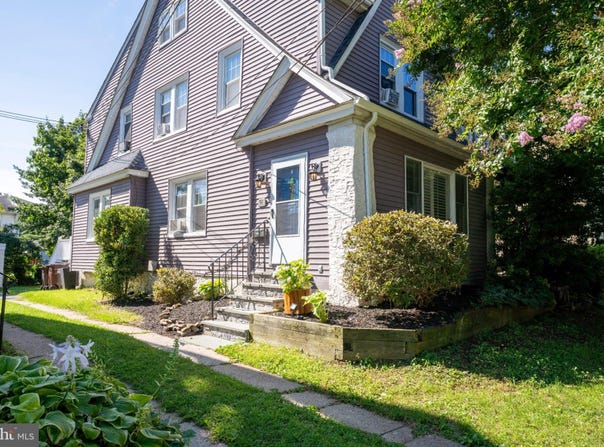 92 W PLUMSTEAD Avenue, LANSDOWNE, PA 19050