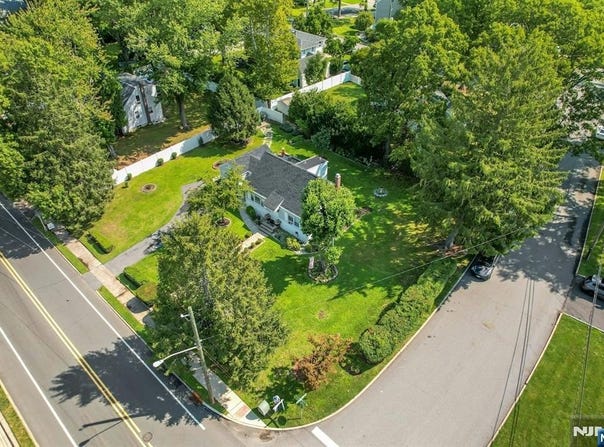 10 Knickerbocker Road, Demarest, NJ 07627