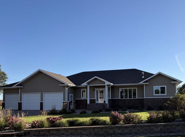 1103 S Dewald St, Freeman, SD 57029