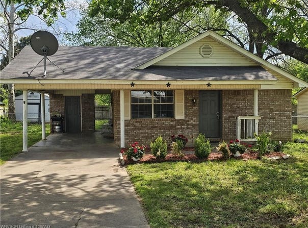 800 E Wahl ST, Paris, AR 72855