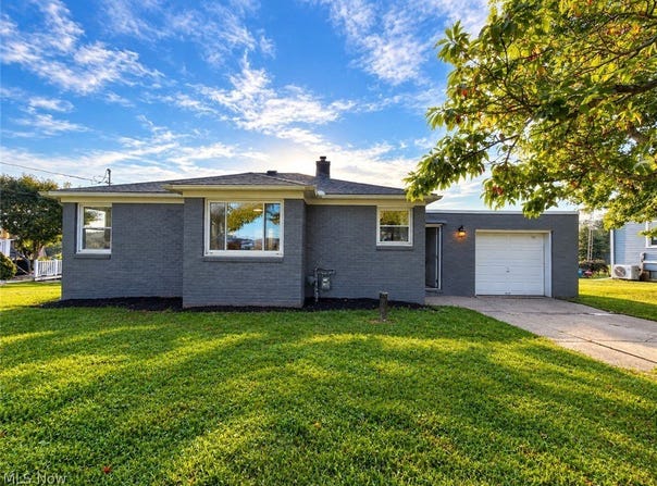 1963 Deermont Avenue NW, Massillon, OH 44647