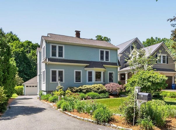 12 Middle St, Lexington, MA 02421