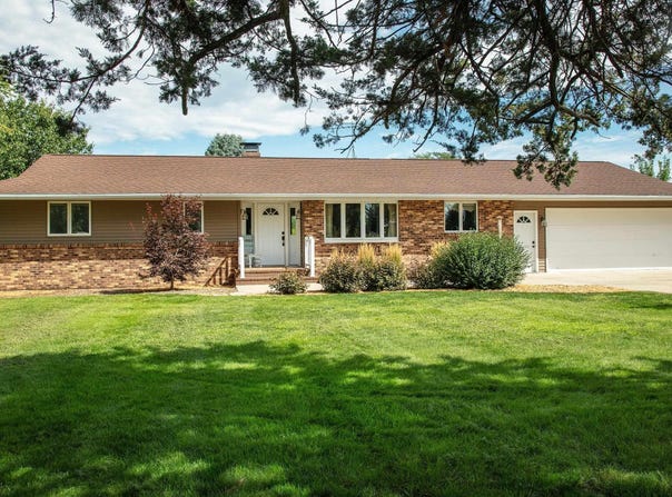 901 10Th Avenue, Ackley, IA 50601
