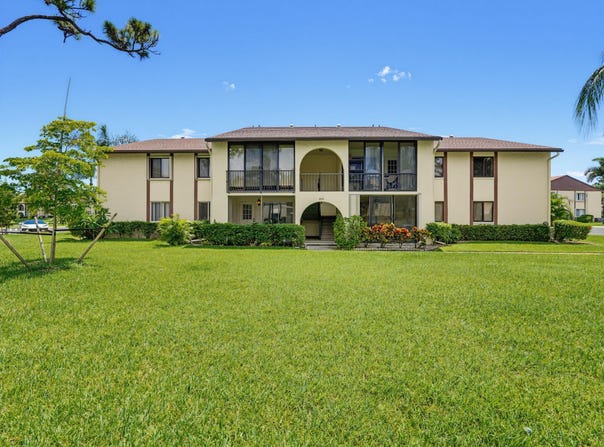 331 Knotty Pine Circle, Greenacres, FL 33463