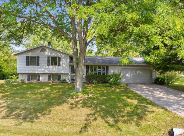 921 Wesley Rd, Oregon, WI 53575