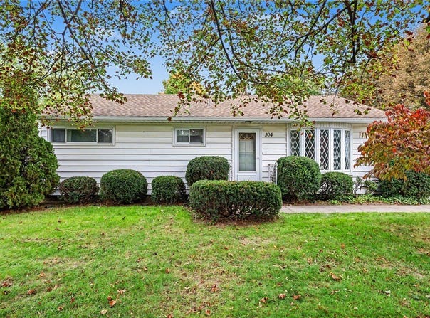 304 Wellington Rd, Webster, NY 14580