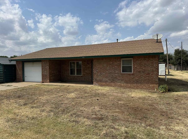 211 E Ninth St, Vici, OK 73859
