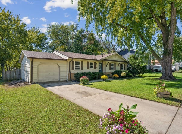8644 Summit Drive, Clive, IA 50325