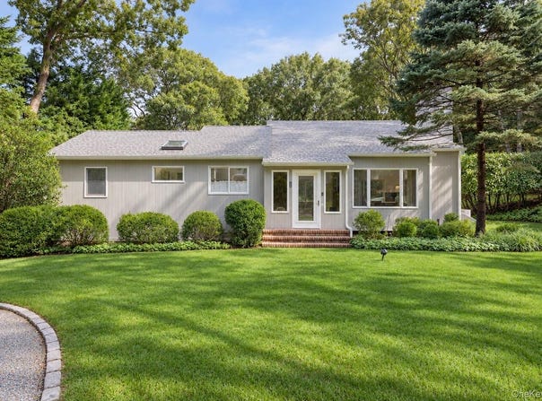 25 Old Squiretown Rd, Hampton Bays, NY 11946