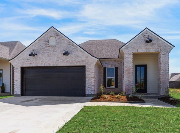 136 Lakes Edge Drive, Broussard, LA 70518
