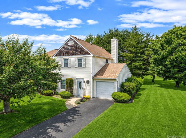 1 Thrush Path, Coram, NY 11727
