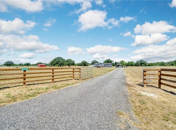8938 OLD HIGHWAY ROAD, Calvert, TX 77837