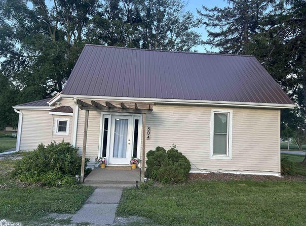 504 W Central, Winfield, IA 52659